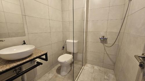 y baño con lavabo, aseo y ducha. en ALYA Sea Escape Costinesti - parcare gratuita en Costinesti