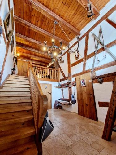 una escalera en una habitación con techos de madera en Wood & Stone Lodge 3, en Donaueschingen