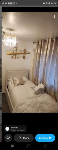 巴塞爾頓的住宿－Deluxe room，一间卧室配有一张带吊灯的床。