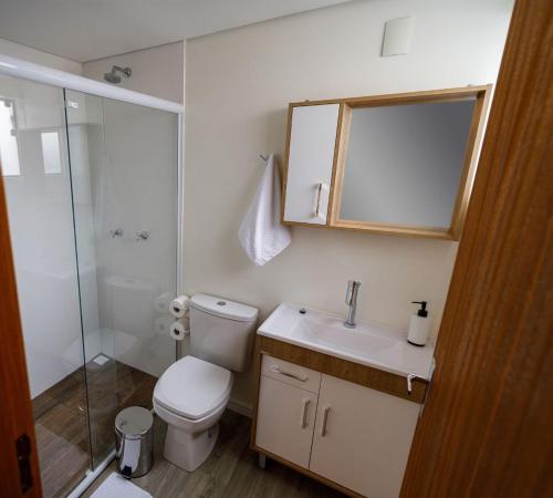 La salle de bains est pourvue de toilettes, d'un lavabo et d'une douche. dans l'établissement Suítes Container, à Pomerode