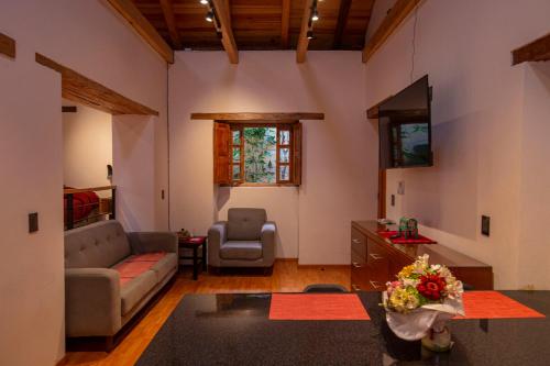 a living room with a couch and a chair at Casa Don Pedro Faro in San Cristóbal de Las Casas