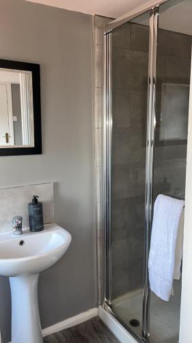 a bathroom with a shower and a sink and a toilet at MASSIVE 4 Bed home walking distance to the City lights, perfect for business trips in Belfast