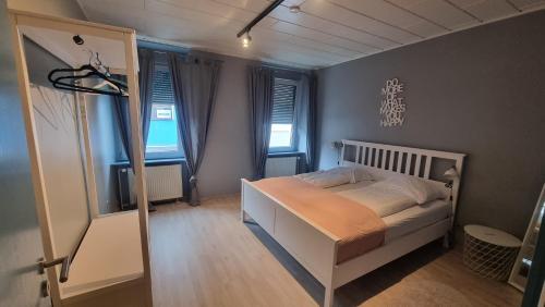 Tempat tidur dalam kamar di Sander's Apartments Landstuhl