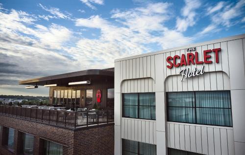 un edificio con un cartello sul lato di The Scarlet, Lincoln, a Tribute Portfolio Hotel a Lincoln