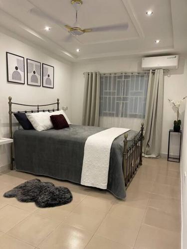 ein Schlafzimmer mit einem großen Bett in einem Zimmer in der Unterkunft Modern Family House with 2 bedrooms + Free Parking in Ashaiman