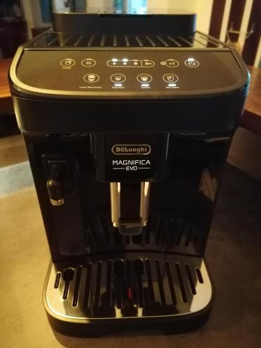 a black coffee maker sitting on top of a table at Ferienwohnung Schuhmann Therme Aquapulco Ikuna Erlebnispark Zoo Schmiding 20 min mit Auto entfernt mit Wintergarten und Garten ab 3 Nächte buchbar in Hinzenbach