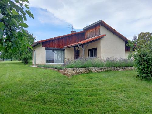 a house in a field with a grass yard at Gîte A-B Roger in Ganties