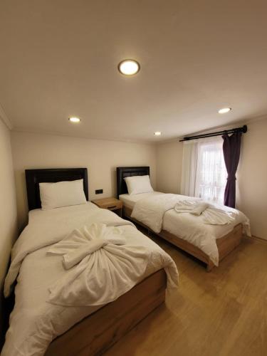 1 dormitorio con 2 camas y ventana en istanbul tinyhause, en Çaykara