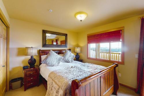 מיטה או מיטות בחדר ב-Woodcutter Cabin 16