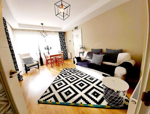 a living room with a couch and a rug at COSTA NORTE Apartamento con Terraza Garaje y Piscina in Castro-Urdiales