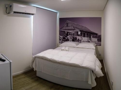 En eller flere senge i et værelse på Suítes Container