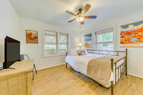 Schlafzimmer mit einem Bett und einem Deckenventilator in der Unterkunft Cloudcroft Vacation Rental about 1 Mi to Downtown! in Cloudcroft