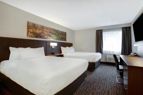Cama o camas de una habitación en Days Inn & Conference Centre by Wyndham Prince Albert