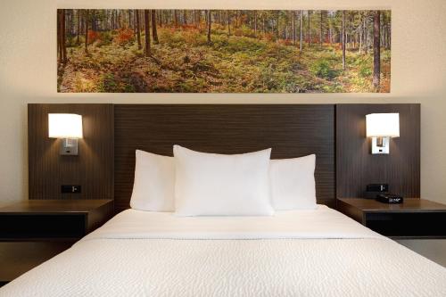 Cama o camas de una habitación en Days Inn & Conference Centre by Wyndham Prince Albert