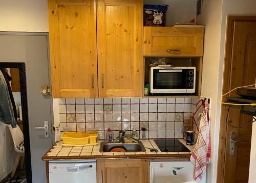 Majoituspaikan Appartement le jetay aux Menuires keittiö tai keittotila