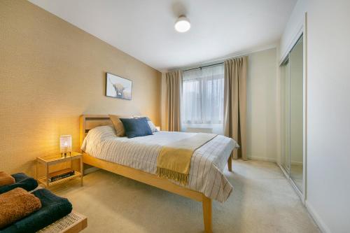 um quarto com uma cama e uma janela em Links Road Apartment ✪ Grampian Lettings Ltd em Aberdeen
