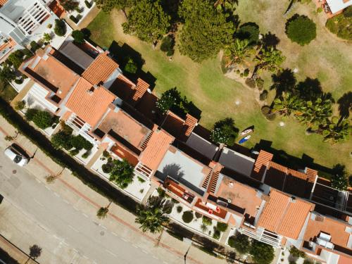 an overhead view of a house in a neighborhood at Alegre casa de verano en Sancti Petri in Cádiz