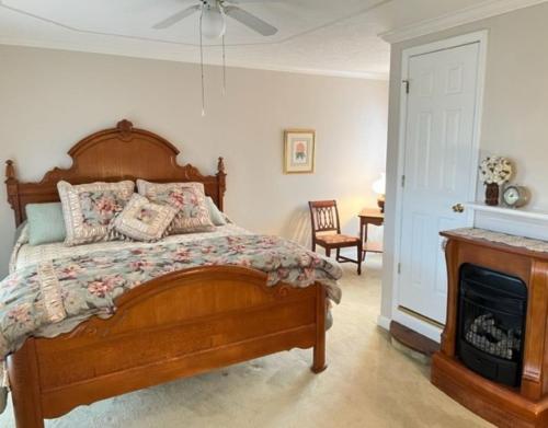 - une chambre avec un lit et une cheminée dans l'établissement Rocky Hill Inn, à Smiths Grove