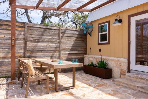 Αίθριο ή υπαίθριος χώρος στο Romantic Tiny Luxury Retreat w heated pool, sauna n outdoor shower in Wimberley 10 acres