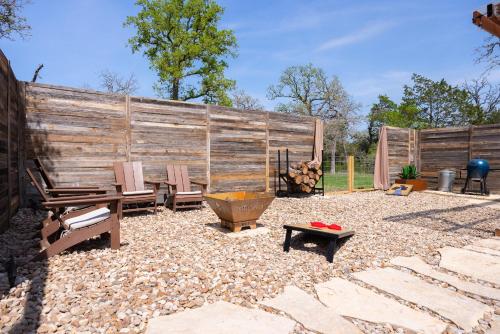 Φωτογραφία από το άλμπουμ του Romantic Tiny Luxury Retreat w heated pool, sauna n outdoor shower in Wimberley 10 acres σε Wimberley