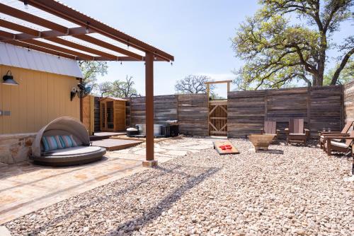 Αίθριο ή υπαίθριος χώρος στο Romantic Tiny Luxury Retreat w heated pool, sauna n outdoor shower in Wimberley 10 acres