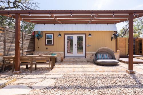 Αίθριο ή υπαίθριος χώρος στο Romantic Tiny Luxury Retreat w heated pool, sauna n outdoor shower in Wimberley 10 acres