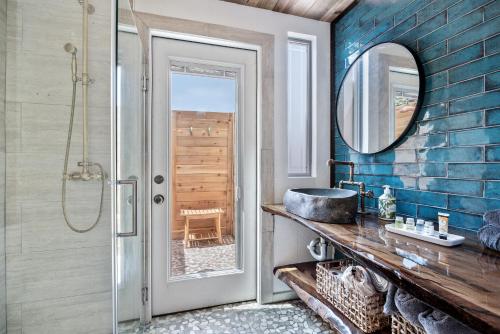 Ένα μπάνιο στο Romantic Tiny Luxury Retreat w heated pool, sauna n outdoor shower in Wimberley 10 acres