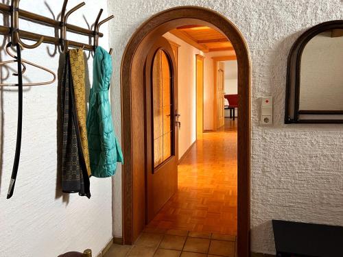 a hallway with a door and an archway at Ferienwohnung zum Entspannen in Thalgau
