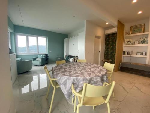 1 dormitorio con 1 cama y sillas en una habitación en CaseMaggi Attico sul Mare, Penthouse on the Sea en Portovenere