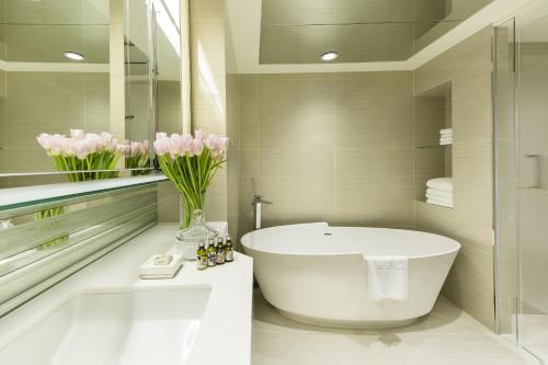 Regal Oriental Hotel tesisinde bir banyo