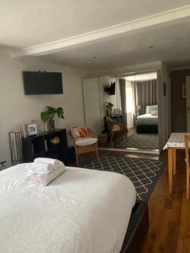 Katil atau katil-katil dalam bilik di Heddfan - Peaceful & Cozy En-suite Room 5 mins from Stunning Llanbedrog Beach