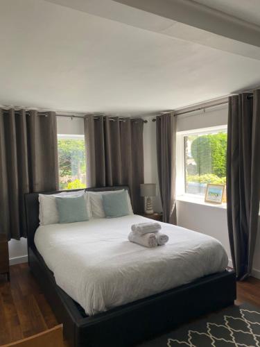 a bedroom with a bed with a stuffed animal on it at Heddfan - Peaceful Studio 5 mins from Stunning Llanbedrog Beach in Pwllheli
