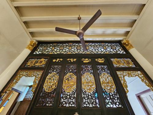 a ceiling fan above a stained glass door at 乔治市世纪酒店 The Century Boutique Hotel George Town in George Town