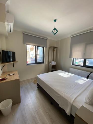 1 dormitorio con 1 cama blanca grande y 2 ventanas en Vera Edirne en Edirne