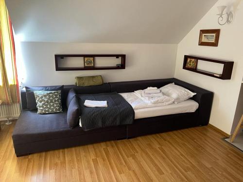 クルジュ・ナポカにあるReb Apartment - Calea Turziiのリビングルーム(黒いソファ付)