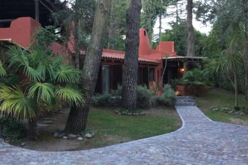 Casa en Cariló, a 2 cuadras de la playa.