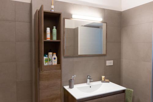 W łazience znajduje się umywalka i lustro. w obiekcie Casa vacanza TORRE w mieście Pietramurata