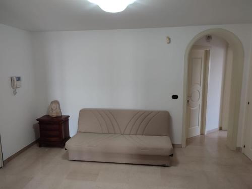 a white room with a couch and a table at La stanza del paradiso in Torre Pali 