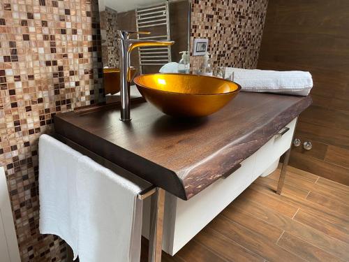 a bathroom with a bowl sink on a wooden counter at Il sospiro in Satriano di Lucania