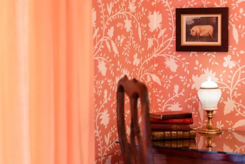 a table with a lamp and a picture on a wall at Haus Himmelfahrt in Soprabolzano