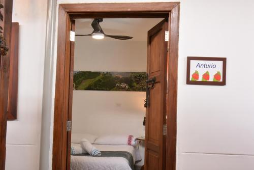 Habitación con puerta que da a un dormitorio con cama en La Estancia Hotel Boutique, en Salamina