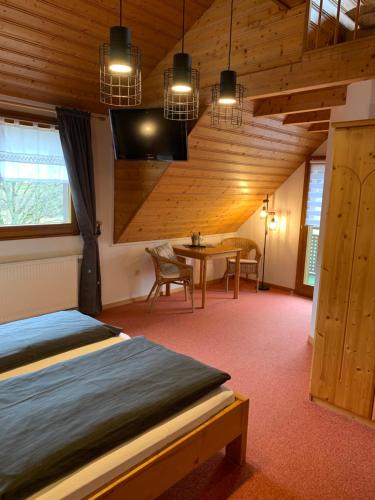 VogelbachにあるVogelbacher Hof - Dachsberg im Südschwarzwaldの部屋にベッドとテーブルがある寝室