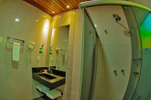 a bathroom with a shower and a sink at Hotel Pousada Villa Itália Olímpia in Olímpia