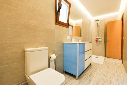 un bagno con un water e un lavandino di Calderitx ad Ariany