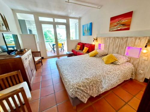 sypialnia z łóżkiem z żółtymi poduszkami w obiekcie Villa Ti Paradis w mieście Saint-François