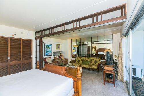 una camera con letto e un soggiorno di Ilikai Tower 430 Lagoon View 1BR a Honolulu