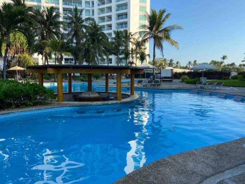 ein großer Pool mit Pavillon in einem Resort in der Unterkunft Mayan Lakes Acapulco in Acapulco