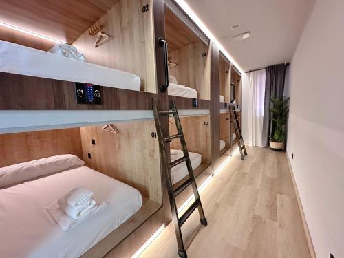 Postel nebo postele na pokoji v ubytování The POD Suite Hostel Blasco