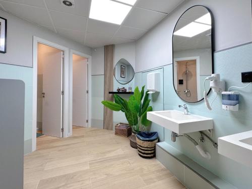 Ένα μπάνιο στο The POD Suite Hostel Blasco