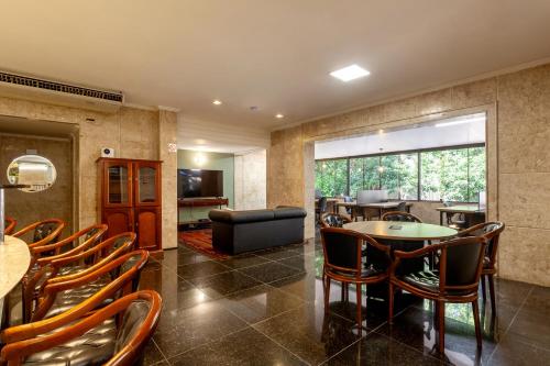- une salle à manger avec une table et des chaises dans l'établissement Savassinho Hotel & Residence, à Belo Horizonte